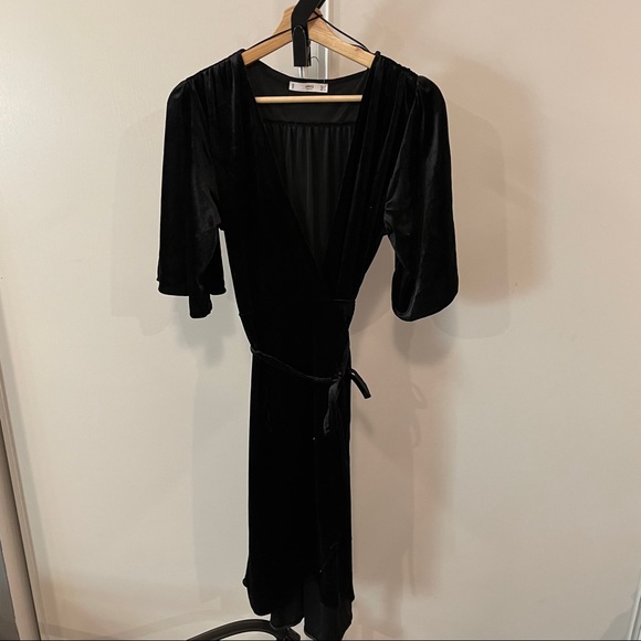 ❣️SOLD❣️ MNG Black Velour Wrap Dress - Picture 2 of 7